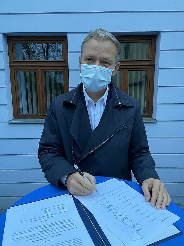 Koaliční smlouvu podepsala iVít Schrek z ODS.