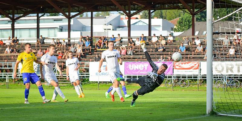 Ve středečním utkání prvního kola MOL Cupu zvítězili fotbalisté Jihlavy (ve žlutých dresech) na stadionu divizního Žďáru nad Sázavou (v bílém) 4:2.