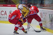 Jihlavští hokejisté (ve žlutém) získali se Sokolovem jen bod. Doma prohráli 2:3 v prodloužení.