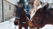 V Mrákotíně je nadílka z koňského hřbetu už tradicí. Nadílelo se takto i v loňském roce.