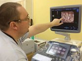 Jihlavská nemocnice má nový ultrazvuk, který je přesnější a rychlejší než jiné přístroje. Využívat ho budou nastávající maminky i onkologické pacientky.