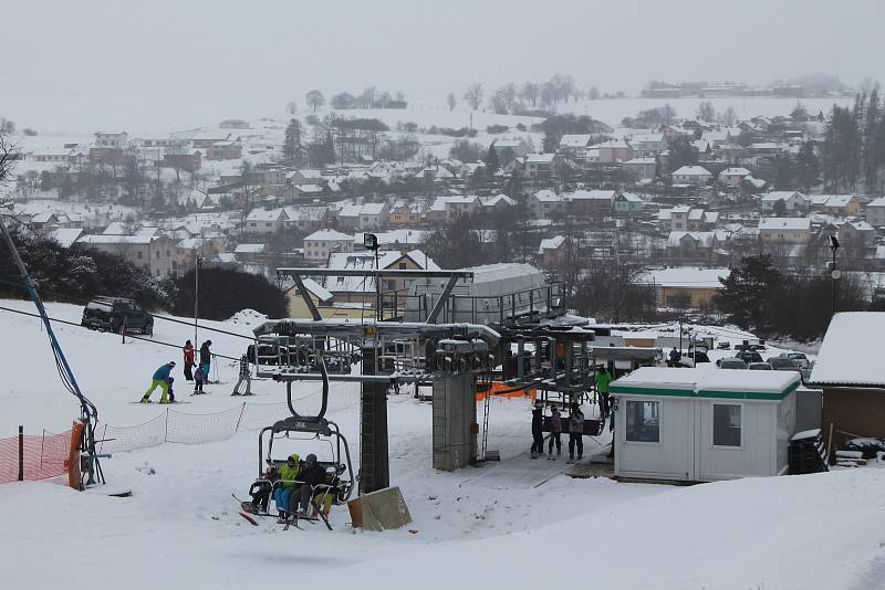 V Lukách se lyžuje. Jediná čtyřsedačková lanovka na Vysočině je od prvního letošního pátku v provozu a jezdit by měla až do 21. března.