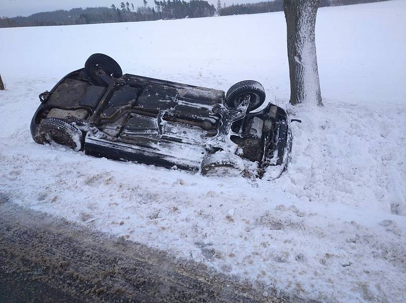 Na střeše mimo silnici skončilo auto mezi obcemi Stonařovem a Pavlovem.