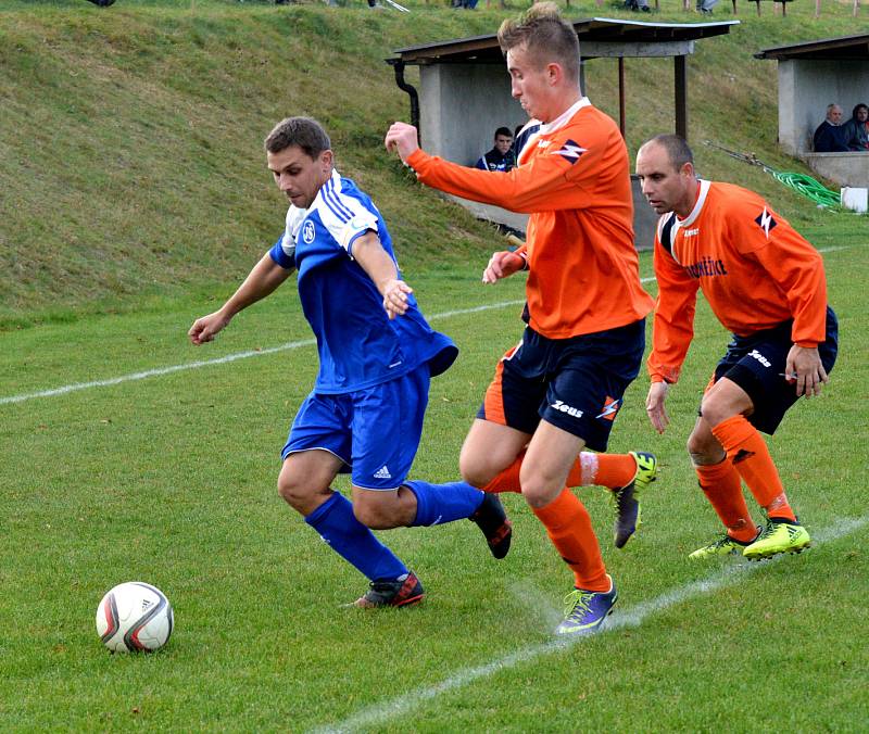 VÍTĚZE URČIL JEDINÝ GÓL. Fotbalisté Brtnice (v modrém) hostili na svém hřišti Kněžice, které nedokázaly najít odpověď na gól domácího Brussmanna. Foto: Jan Černo