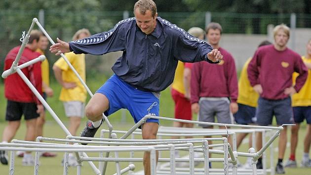 Jihlavský útočník Daniel Hodek klopýtá přes překážky na včerejším tréninku. Nejnáročnější cvičení úvodního dne zpočátku dělalo hráčům problémy.  