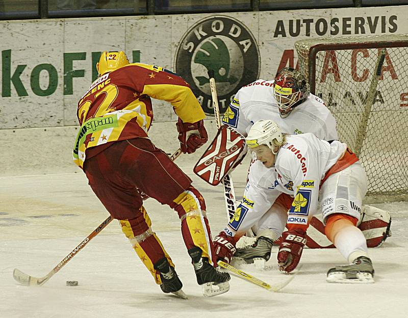 MINULOST. Hokejisté Jihlavy a Znojma se v extralize potkávali jen v sezóně 2004/05. Do příštího ročníku už nezasáhne ani jeden z klubů.