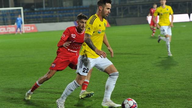 Jihlavští fotbalisté (ve žlutém) se ještě tři týdny po posledním podzimním utkání dál udržovali ve formě. Nyní už mají zasloužené volno.