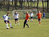 První soutěžní utkání čeká v sobotu i hráče SK Horní Cerekev (v bílém).