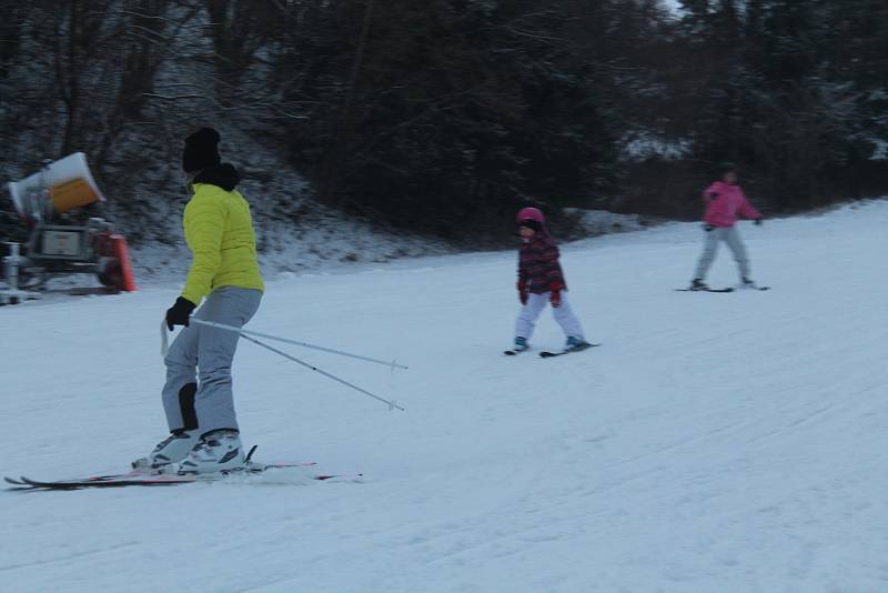 Zájem o lyžování byl o víkendu značný. To platilo i pro sjezdovku v Lukách nad Jihlavou, kde je jediná čtyřsedačová lanovka v kraji.