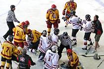 Přípravný zápas jihlavských hokejových dorostenců s týmem Team Canada Polar Bears přinesl nejen jedenáct gólů v síti zámořského celku, ale po závěrečné siréně i málokdy vídanou hromadnou bitku.