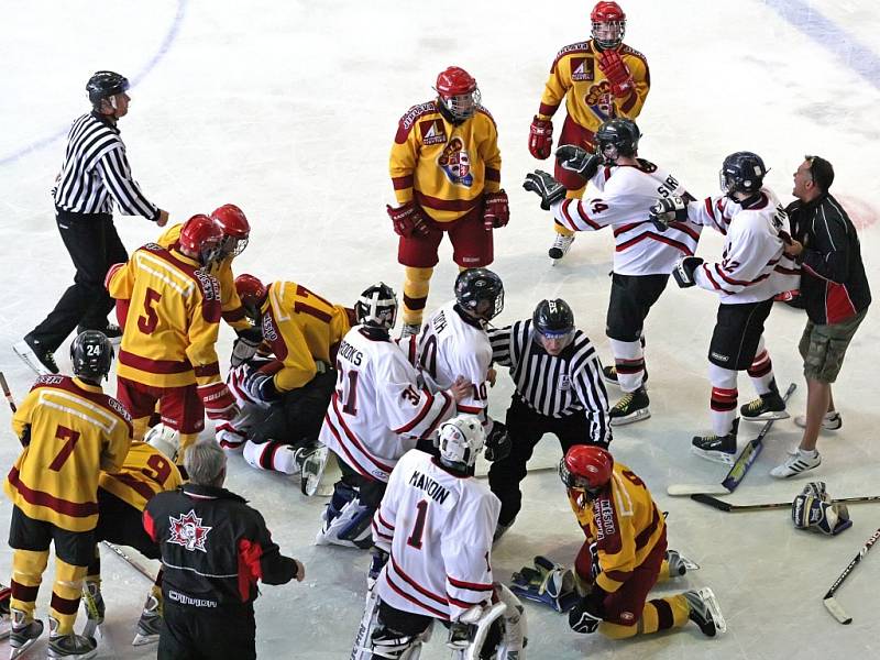 Přípravný zápas jihlavských hokejových dorostenců s týmem Team Canada Polar Bears přinesl nejen jedenáct gólů v síti zámořského celku, ale po závěrečné siréně i málokdy vídanou hromadnou bitku.