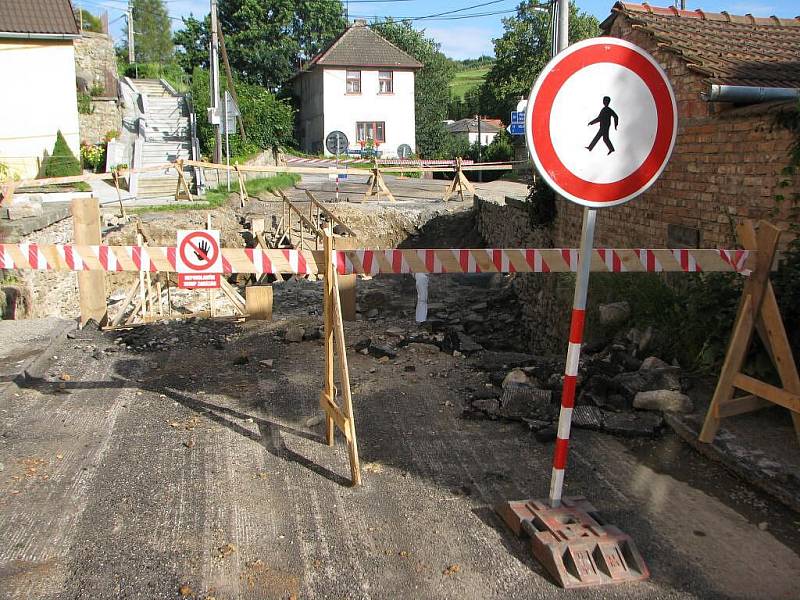 Hlavní silnice ve směru z Jihlavy na Třebíč je pro veškerou dopravu uzavřená