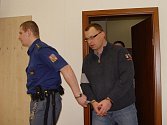 Tomáš Kolouch z Oslavičky se ze svých podvodů zpovídá před jihlavským krajským soudem. Hrozí mu až desetiletý trest.