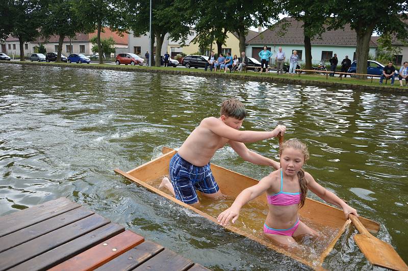 Neckyáda. Vodní boje v Hodicích na nádrži.