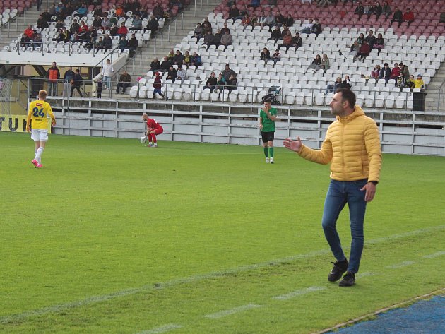 Jihlavští fotbalisté (ve žlutém) doplatili v duelu s Příbramí na špatnou koncovku a soupeři podlehli 1:2 (1:1).