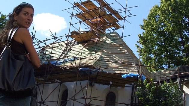 Unikátní památka v lesích mezi Telčí a Třeští, hrad Roštejn, postupně dostává novou střechu.