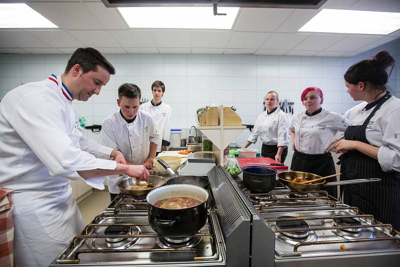 Francouzský šéfkuchař Philippe Mille, držitel dvou michelinských hvězd učil vařit studenty gastronomie na Vysočině.