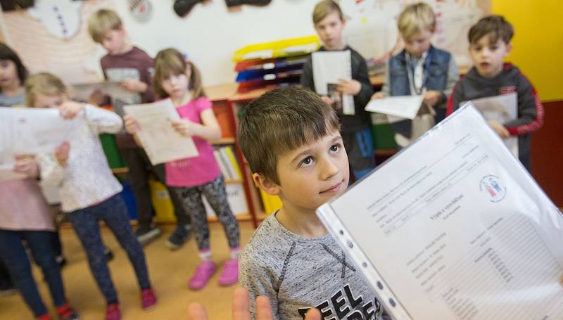 Předávání vysvědčení pro velmi nadané děti v jihlavské Základní škole v ulici Demlova.