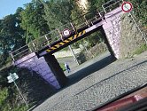Železniční most v Lukách nad Jihlavou budí zájem i pobavení.