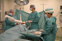 Lékaři a zdravotní sestry se postupně vracejí na operační sály.