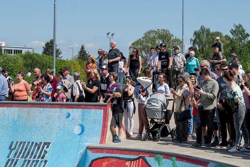 Prezident Petr Pavel navštívil jihlavský areál Český mlýn, kde se zúčastnil běžeckého závodu, následně si  prohlédl skatepark a pumptrack. Událost si nenechaly ujít stovky lidí. Foto: Deník/Adéla Poláčková