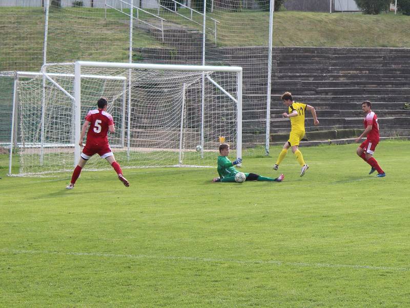 Ve šlágru 22. kola krajského přeboru Vysočiny se v existenčním duelu střetly Sokol Bedřichov (ve žlutém) a HFK Třebíč.