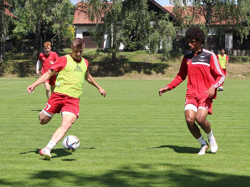 Jihlavští fotbalisté využívají během letní přípravy také hřiště v Antonínově Dole.