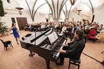 Gotická síň jihlavské radnice ožívá adventními koncerty. Přijel I Petr Malásek s šansoniérkou Janou Musilovou.