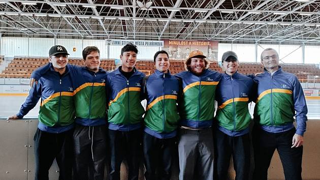 První šestice brazilských hokejistů absolvuje přípravný kemp v České republice. V jeho rámci navštívili i prvoligové utkání Dukly Jihlava se Zlínem. Vpravo šéf Ice Brasil Salvador Neto Ferreira.