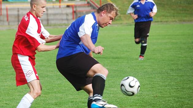 Odchází se ctí. Fotbalisté Nové Vsi sice sestoupili, ale krajském přeboru rozhodně nezklamali. Třeba Jaroslav Havlík (u míče) patřil v uplynulém ročníku k tomu nejlepšímu, co soutěž nabídla. 