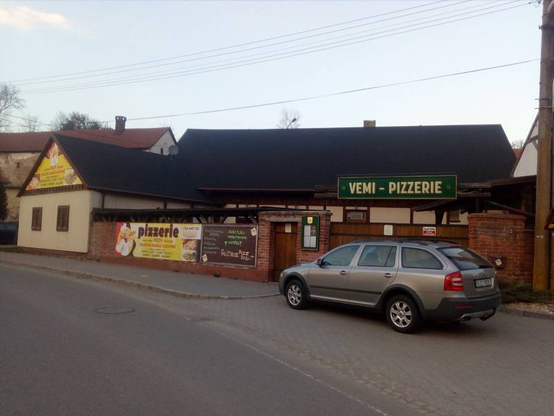 Pizzerie v Lukách nad Jihlavou musela  zavřít, díky rozvozu se daří alespoň trochu vydělávat.