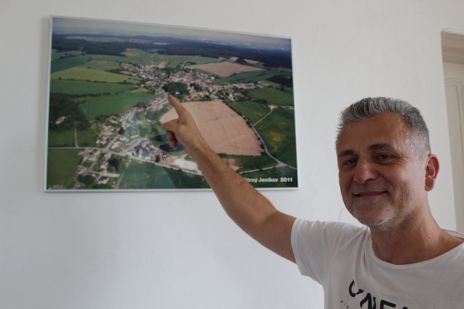 Starosta Tomáš Helar před mapou Větrného Jeníkova, šestice elektráren by měla být u příjezdových cest do městyse.