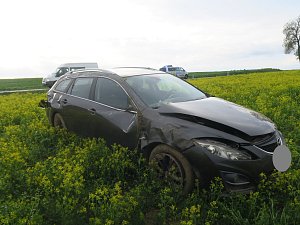 Nepojízdné auto skončilo v řepkovém poli. Foto: poskytla PČR