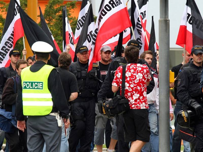 Neonacisté pochodovali naposledy Jihlavou před dvěma lety. Les vlajek může být letos problém. Policie je může zakázat.