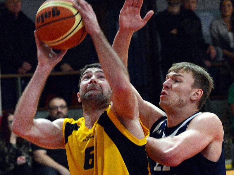 Jihlavští basketbalisté (s míčem Jakub Dokulil) po dlouhé době museli před soupeřem smeknout. Výběr GBA je na své palubovce porazil o čtyři body. Desátou výhru v řadě tak BC Vysočina nepřidalo.