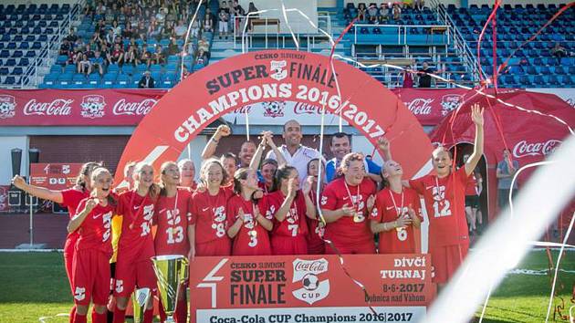 ŠAMPIONKY! Fotbalistky jihlavské ZŠ E. Rošického si právem užívají triumf na Coca-Cola Cupu. V Dubnici nad Váhom vyhrály oba zápasy. Jejich úspěšné tažení sledovala i legenda českého fotbalu Jan Koller (uprostřed).