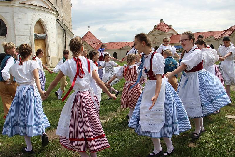 Lidová krojová pouť ve Žďáře nad Sázavou - po dlouhých letech obnovená místní tradice. Procesí se vydalo z baziliky Nanebevzetí Panny Marie v areálu bývalého kláštera ke kostelu svatého Jana Nepomuckého na Zelené hoře.