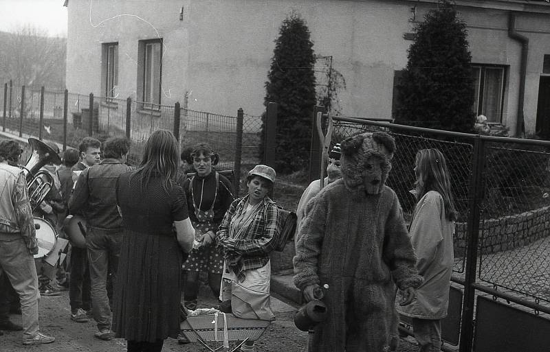 Masopustní veselí začíná po Třech králích. Průvody už druhým rokem nejsou, připomenout si je můžeme na historických fotkách. Tyto z Jezdovic u Třeště.