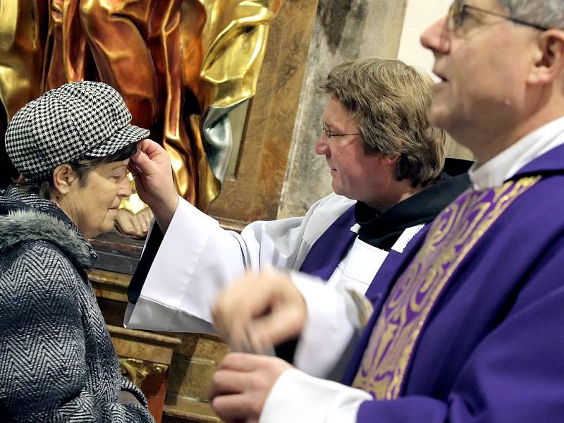 O Popeleční středě kněží při bohoslužbě věřícím dělají na čelo křížek z popela rostlin na znamení pokání. Následuje 40denní půst, kdy se věřící mají zamýšlet nad svým životem.