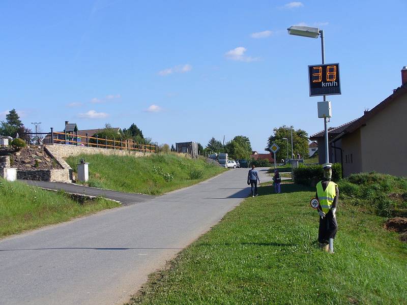 Měřič rychlosti nestačil. V Sedlejově to vyřešili po svém.