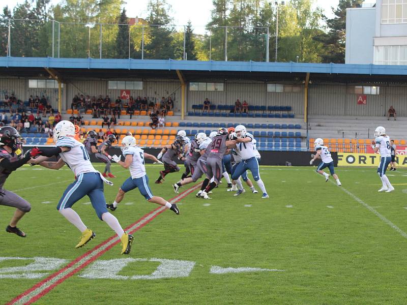 Utkání Snapbacks ligy mezi Vysočina Gladiators a Ostrava Steelers (v bílém).