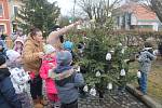 Náměstí v Brtnici zdobí vánoční stromky. Děti na ně navěsily ozdobičky, které samy vyrobily.
