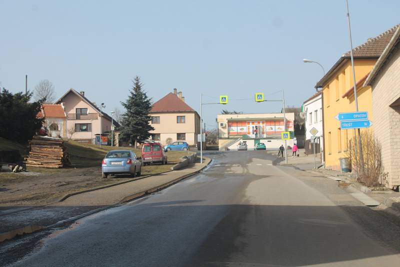 Kněžice leží na hranici okresů Třebíč a Jihlava.