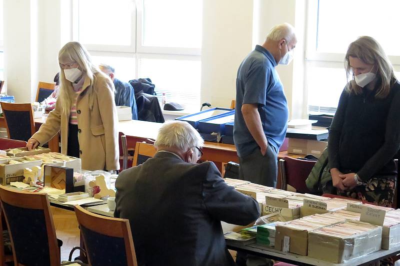 V Jihlavě se sběratelé scházejí třikrát ročně. Předmětem jejich zájmu jsou známky, pohlednice, kalendáříky, mince, ale i další zajímavosti.