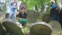 Lidé se na židovském hřbitově v Třešti dozvěděli informace nejen o tom, jak pohřbívali Židé.