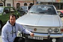 Jan Pelant z Rantířova přivezl na náměstí unikátní Tatru 613. Mít takové auto je vhodná investice, člověk ale musí něco umět a starat se o něj.