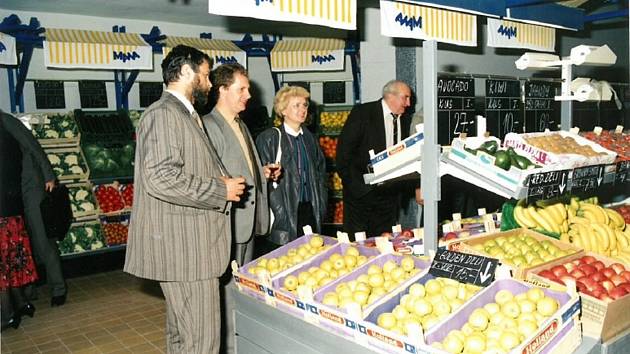 První supermarket v tehdejším Československu otevřel v červnu 1991 v Jihlavě nizozemský maloobchodní řetězec Ahold v místě dnešního supermarketu Albert.