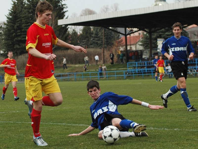 Fotbalisty Žďáru (ve skluzu Jakub Šindelka) povede s předsedou Petrem Nedvědem jeho bývalý spoluhráč Libor Štourač.