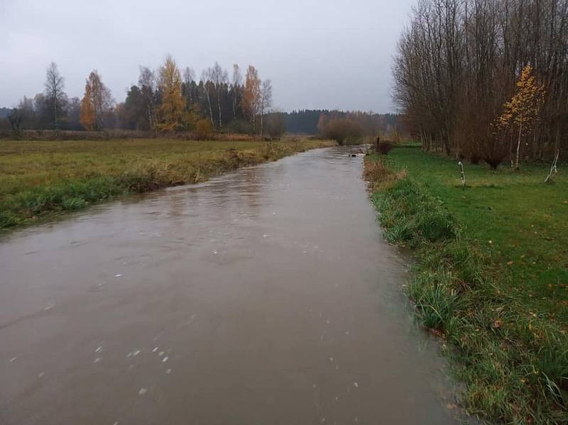 Rozvodněná Doubrava v Sobíňově ve středu ráno.