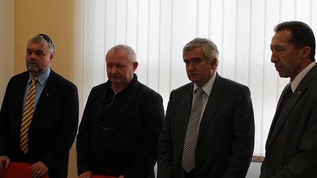 Koaliční partneři. Zleva Jaromír Kalina (KDU-ČSL), Vratislav Výborný (ČSSD), Rudolf Chloupek (ČSSD) a Jaroslav Vymazal (ODS).